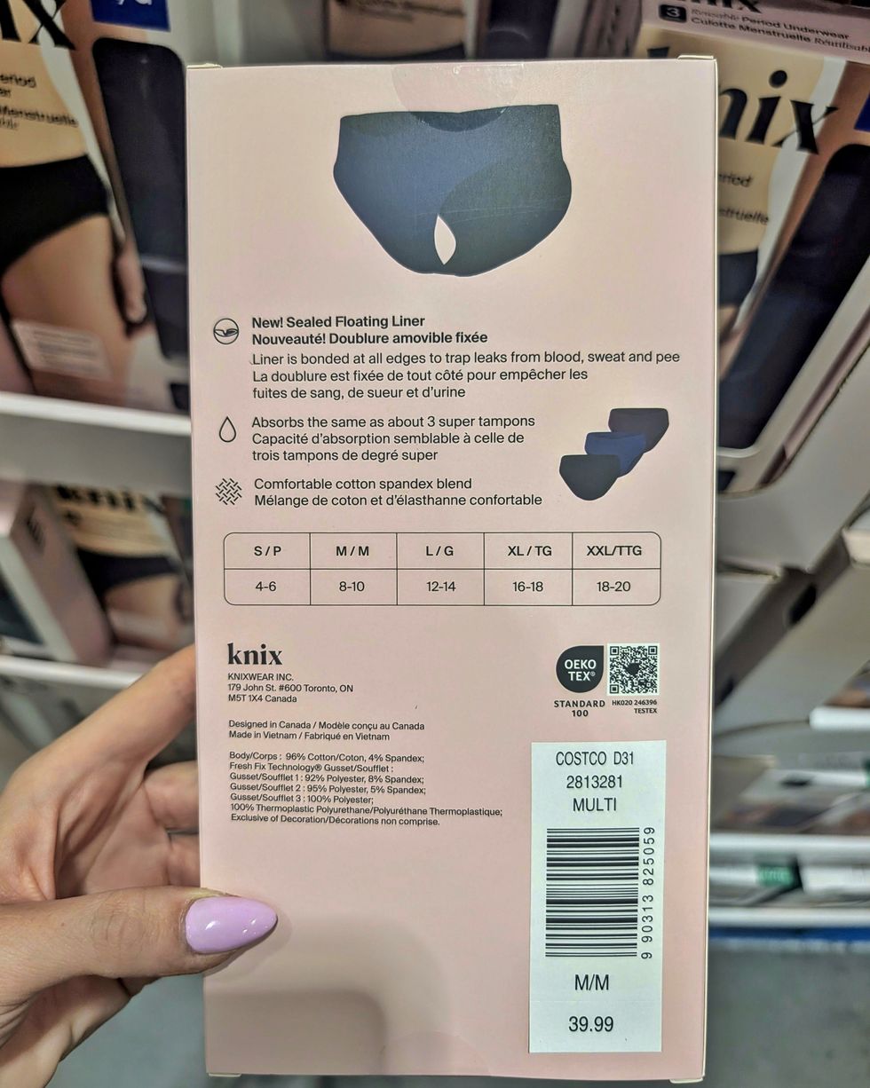 Le derri\u00e8re du paquet de 3 culottes menstruelles de marque Knix vendues dans le rayon mode chez Costco.