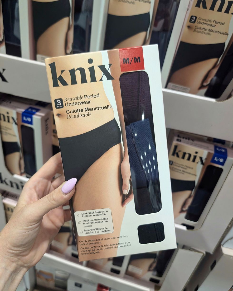 Le devant du paquet de 3 culottes menstruelles de marque Knix vendues dans le rayon mode chez Costco.