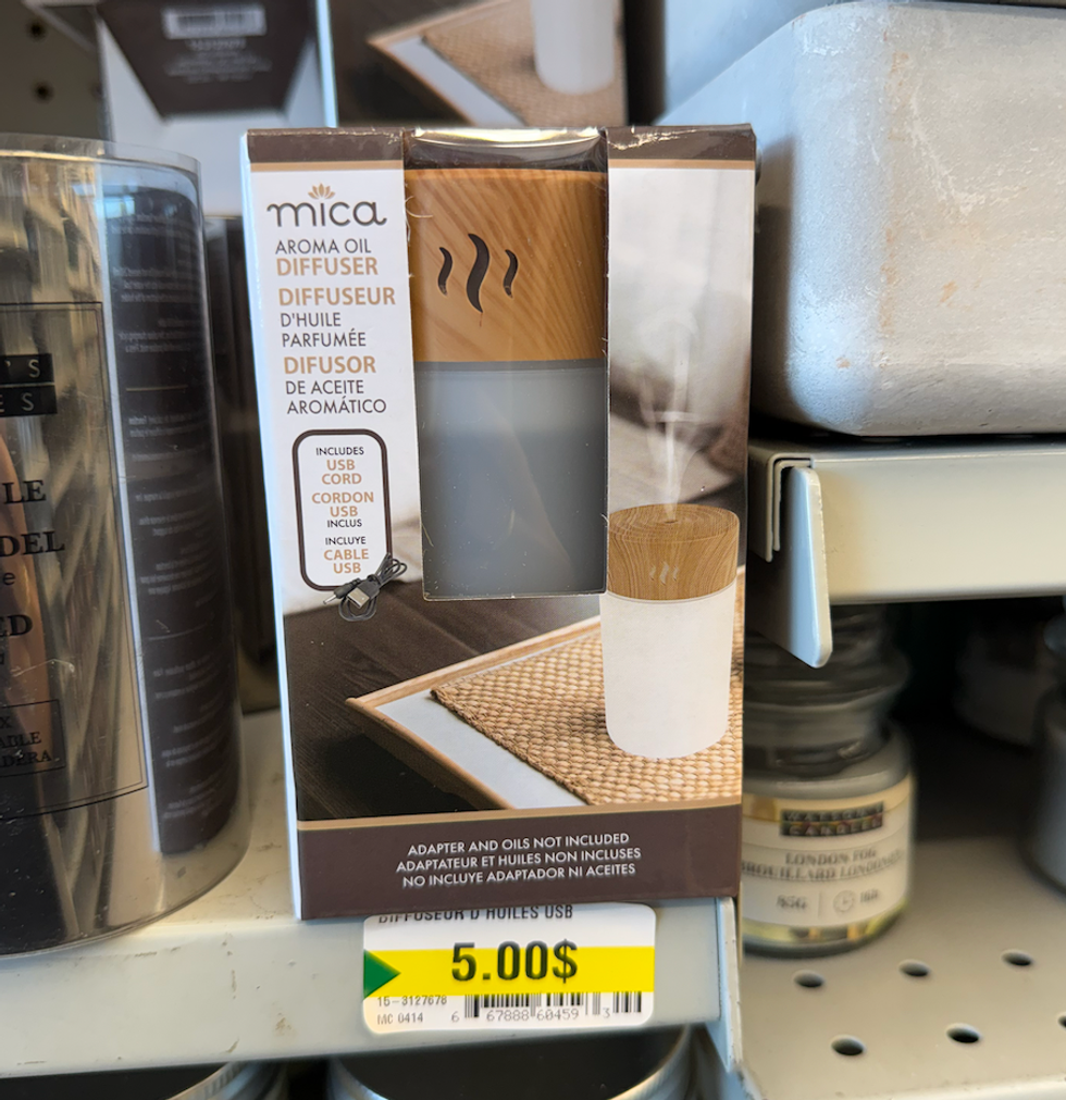 Le diffuseur d'huile essentielle sur les tablettes du Dollarama.