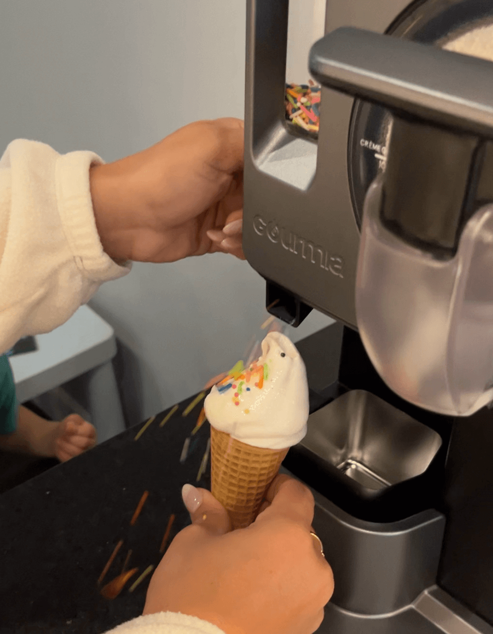 Le distributeur \u00e0 garnitures de la machine Gourmia met des bonbons partout.