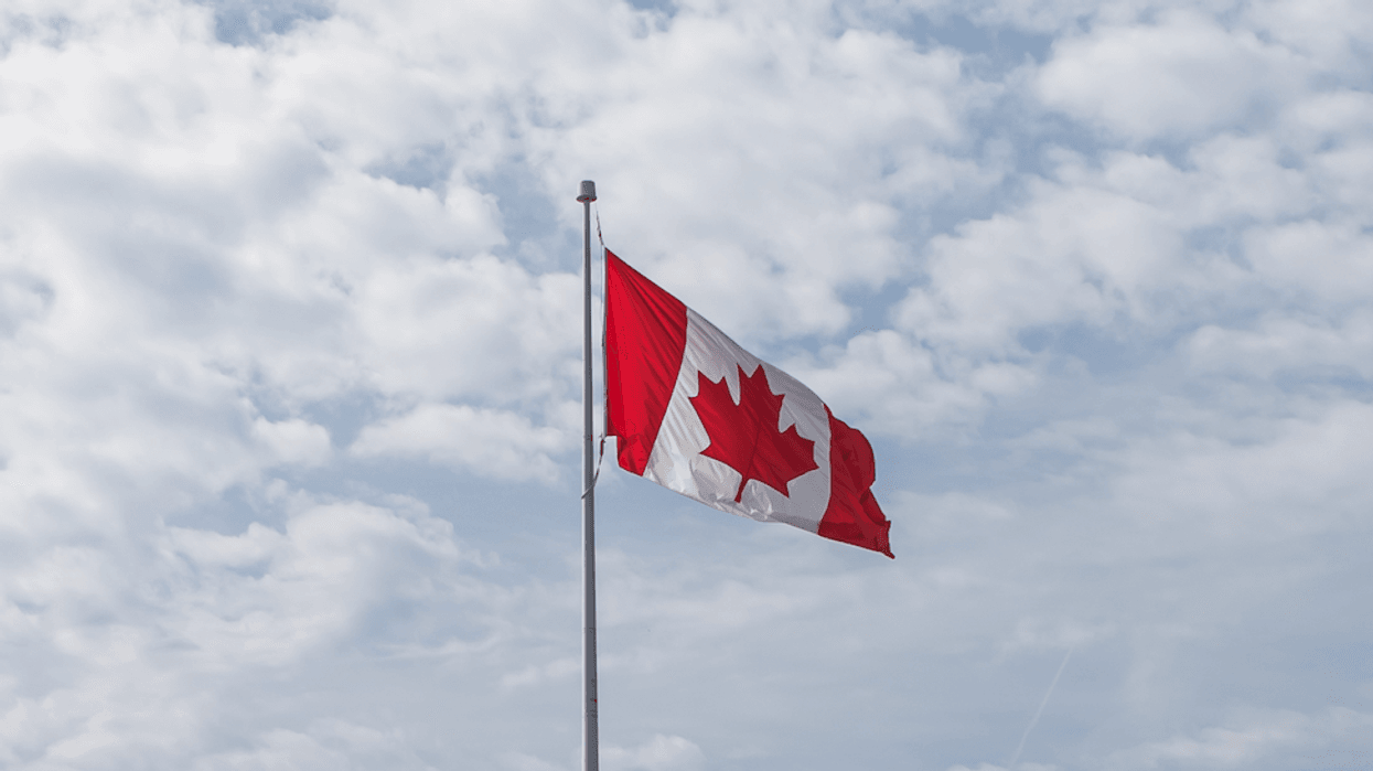 Le drapeau du Canada dans le ciel.