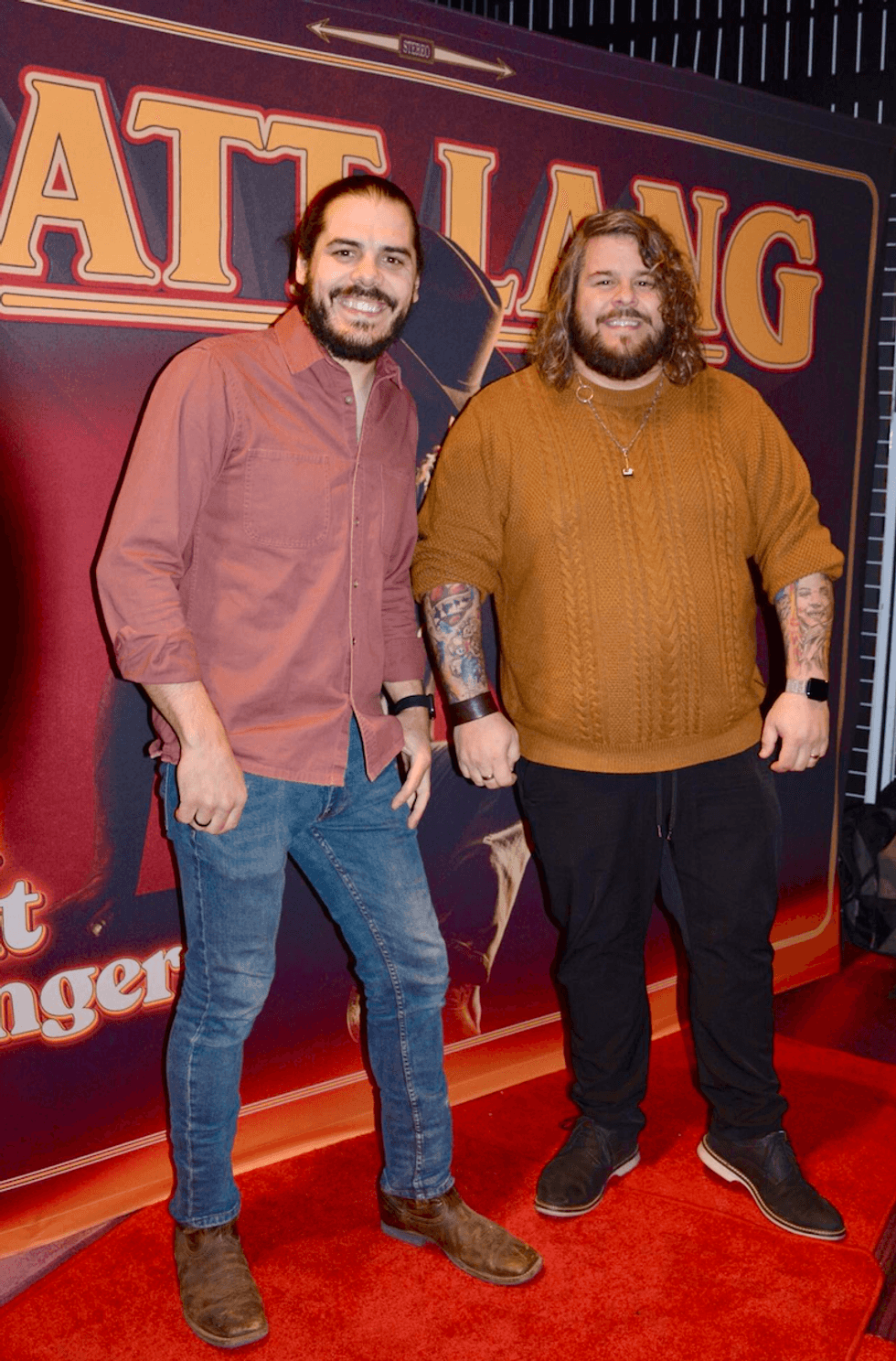 Le duo de chanteurs 2Fr\u00e8res sur le tapis rouge \u00e0 la premi\u00e8re de Matt Lang.