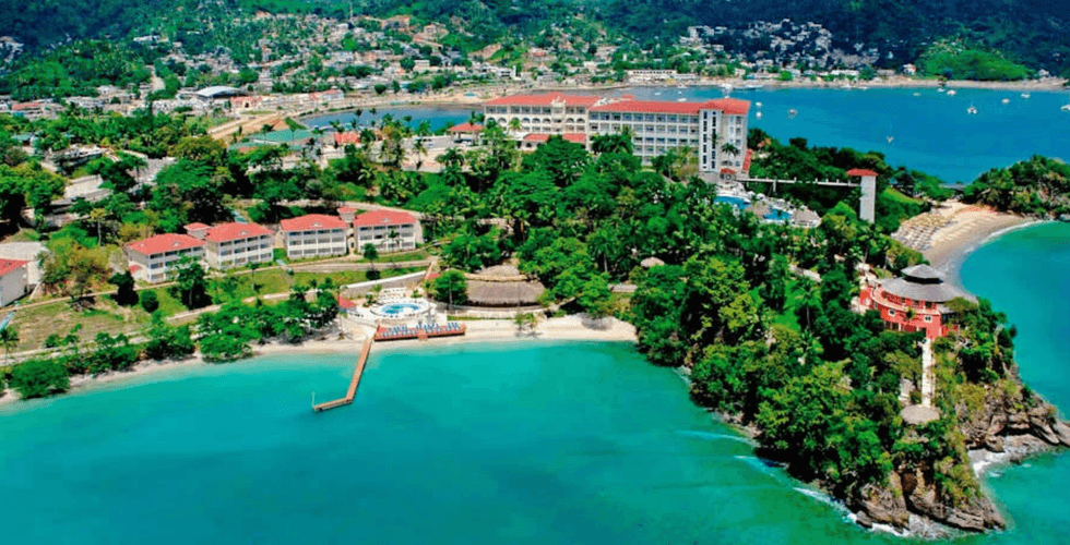 Le Eurostars Grand Cayacoa en R\u00e9publique dominicaine avec une vue sur la baie de Saman\u00e1.