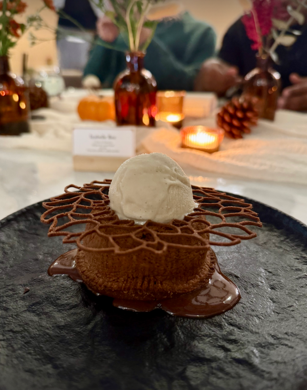 Le fondant au chocolat au m\u00e9lilot et cr\u00e8me glac\u00e9e \u00e0 la vanille torr\u00e9fi\u00e9e.