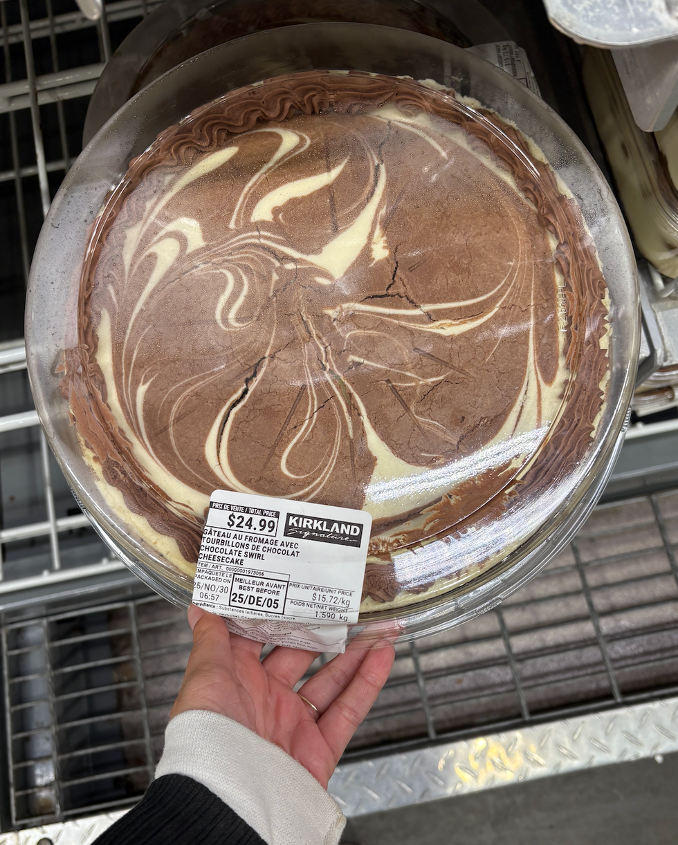 Le g\u00e2teau au fromage marbr\u00e9 au chocolat Kirkland Signature dans la section des desserts du Costco