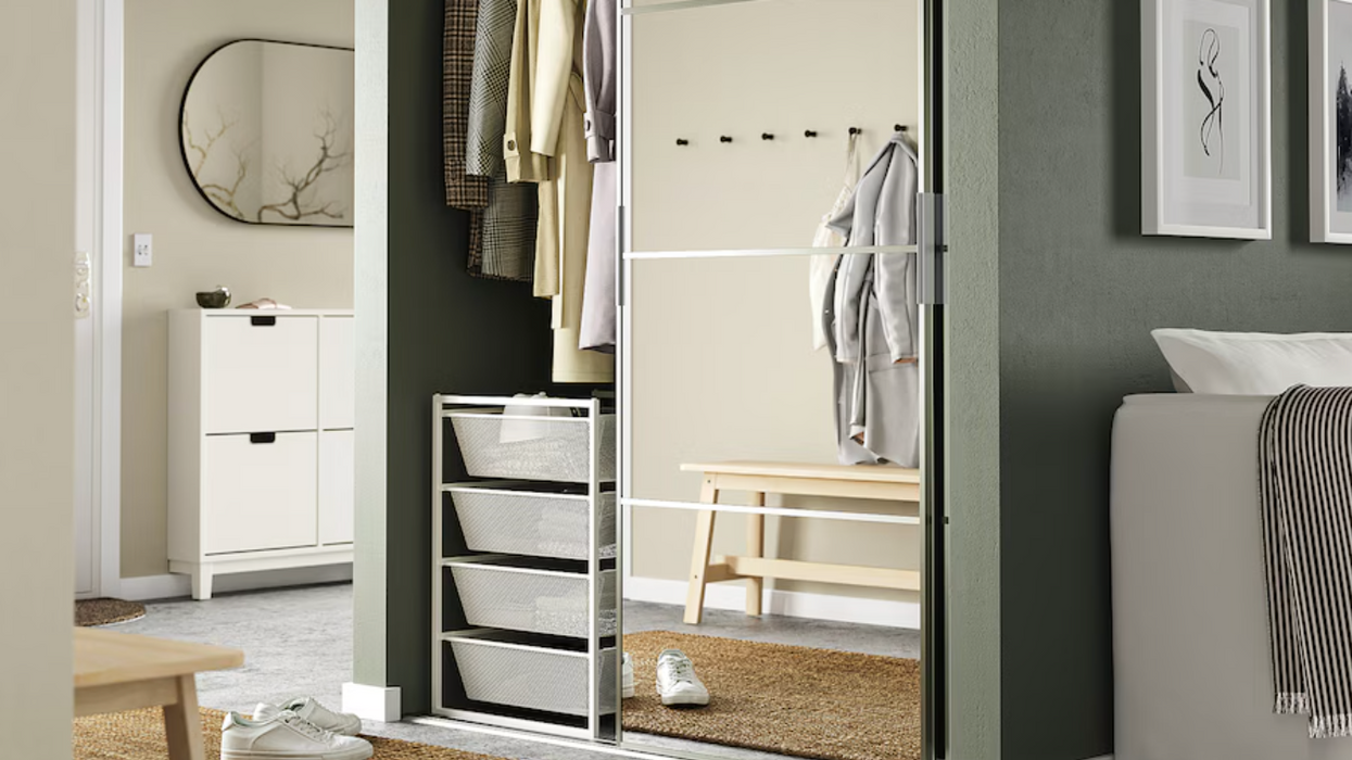 Le garde-robe d'une entrée avec des meubles IKEA.