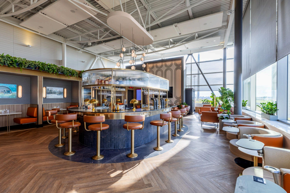 Le grand bar du nouveau salon Aspire AMEX.