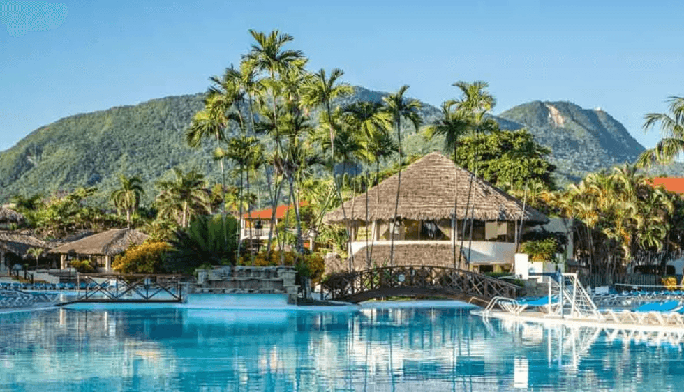 Le Marien Puerto Plata Hotel avec sa piscine entour\u00e9e de montagnes verdoyantes.