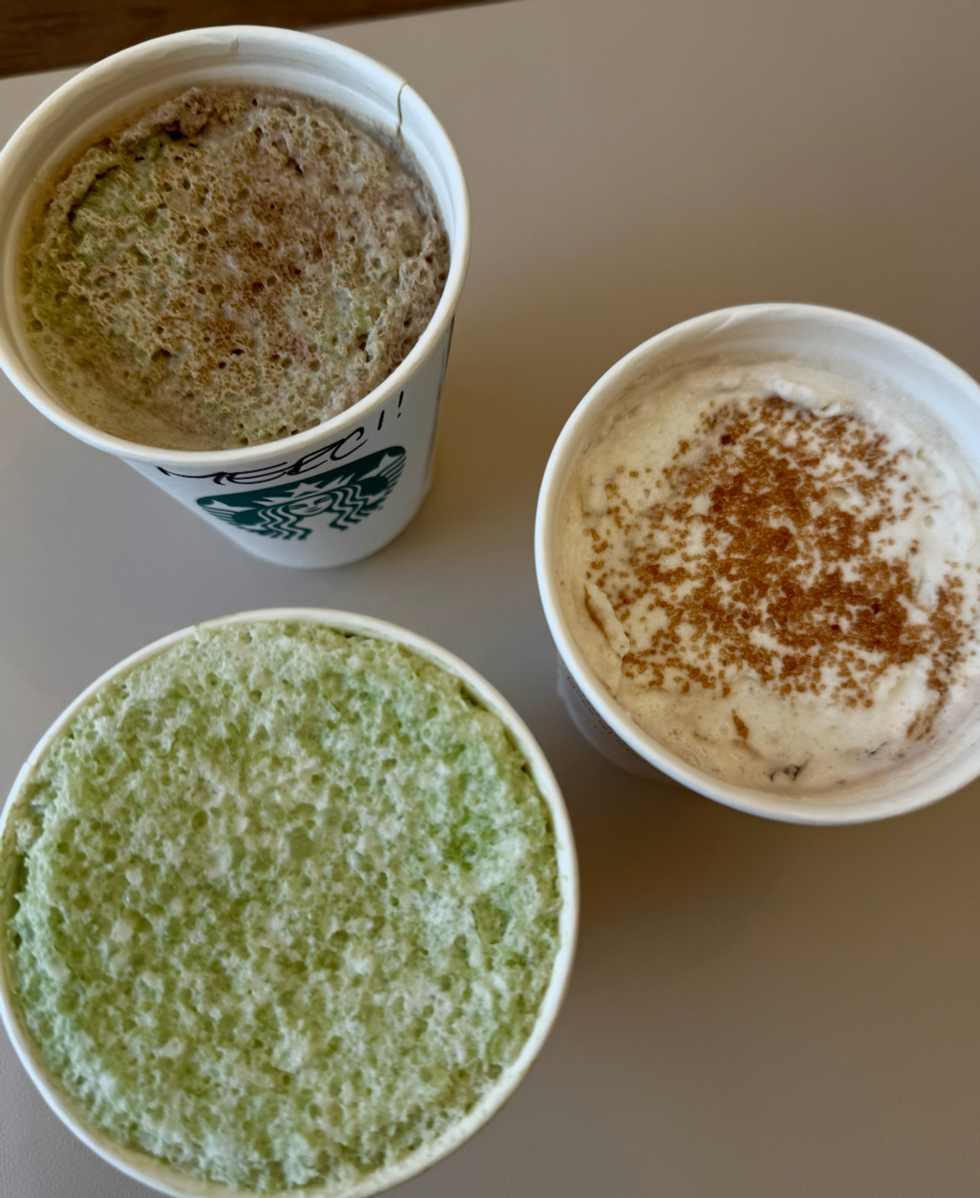 Le matcha glac\u00e9 au chocolat Duba\u00ef en haut, le matcha glac\u00e9 prot\u00e9in\u00e9 cr\u00e8me \u00e0 la cassonade en bas, et le moka glac\u00e9 au chocolat Duba\u00ef \u00e0 droite.