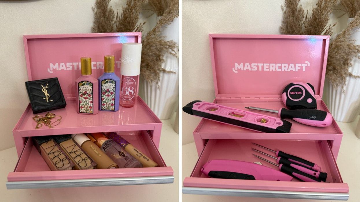 Le mini coffre à outils rose de Mastercraft avec des cosmétiques. Droite : Le mini coffre à outils rose de Mastercraft avec des outils.
