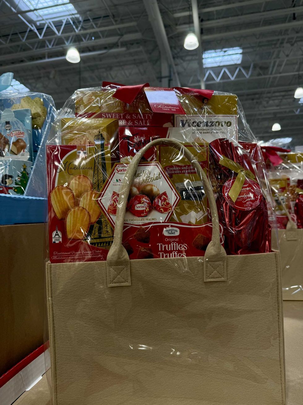 Le panier cadeau Vicenzovo rempli de biscuits, pralines et truffes au Costco