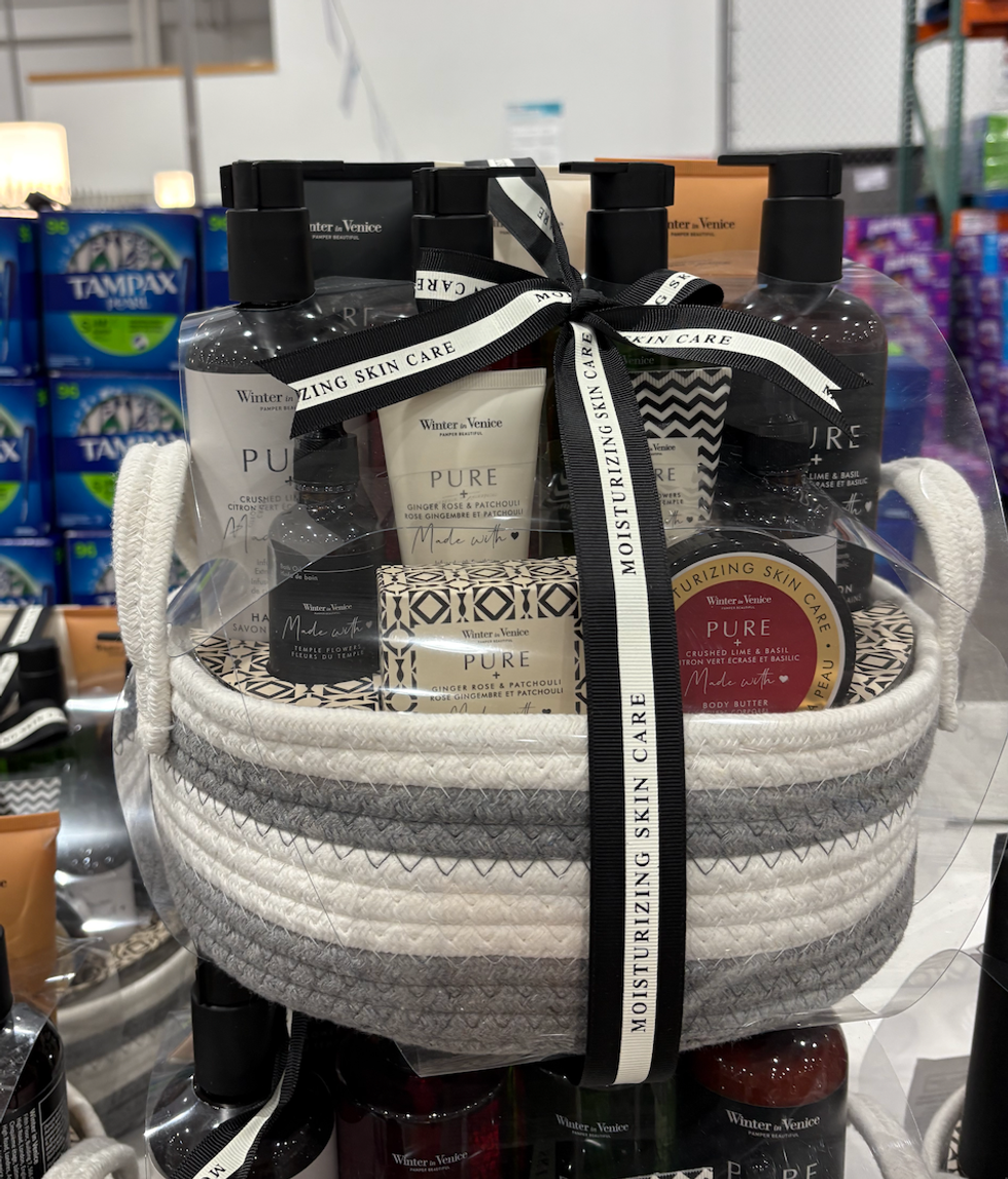 Le panier-cadeau Winter in Venice rempli de produits pour le soin de la peau au Costco