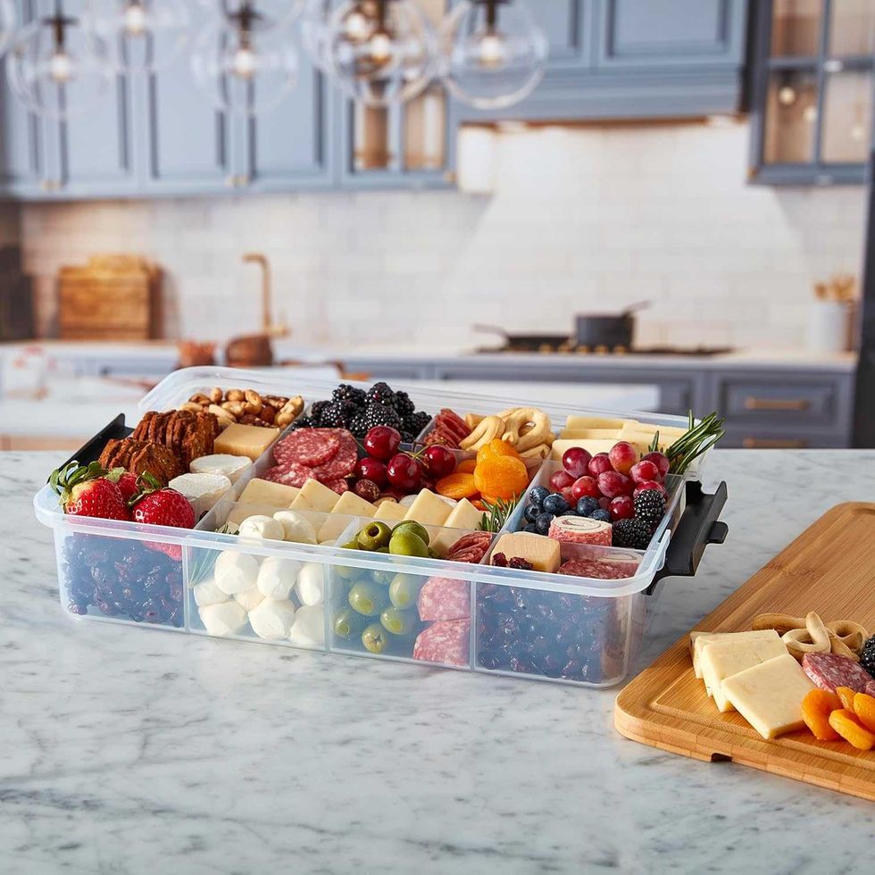 Le plateau de service avec couvercle de planche \u00e0 d\u00e9couper en bambou verrouillable de Farberware offert sur Amazon.