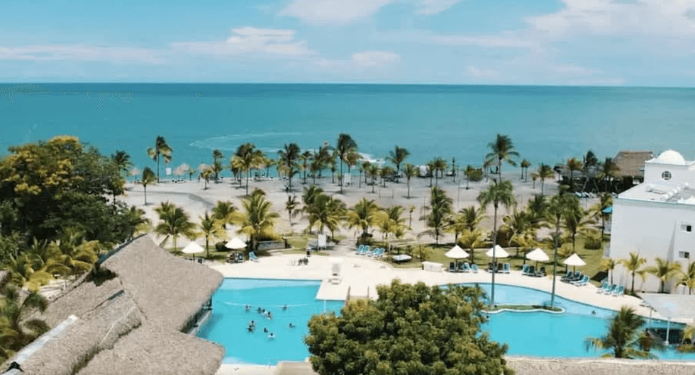 Le Playa Blanca Hotel and Resort avec ses piscines face \u00e0 la mer.