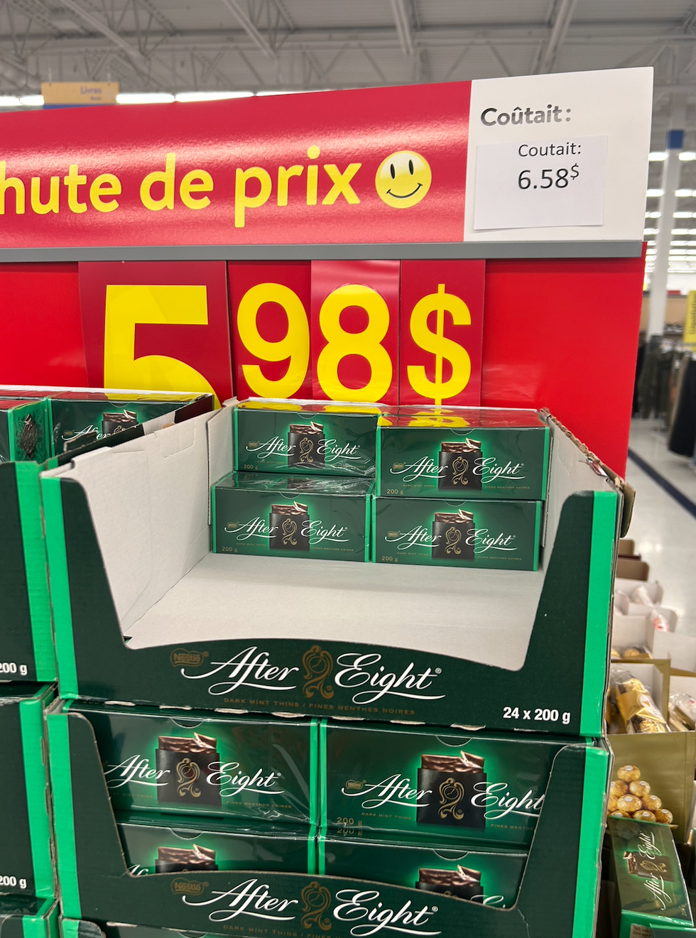 Le pr\u00e9sentoir des chocolats After Eight au Walmart.