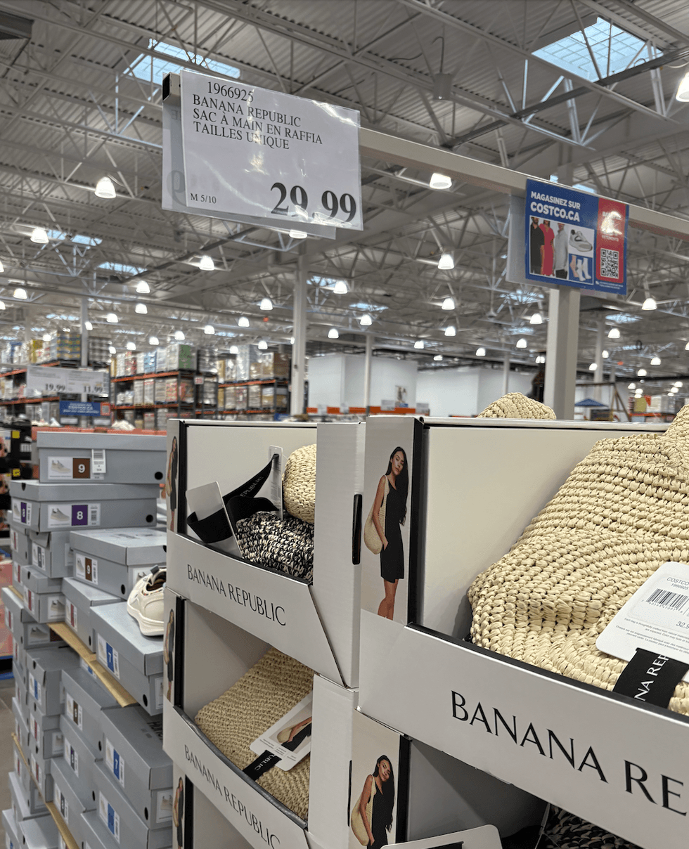 Le pr\u00e9sentoir des sacs fourre-tout Banana Republic en raphia au Costco.