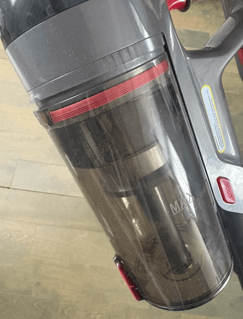 Le r\u00e9servoir de l'aspirateur-balais vendu sur Amazon.