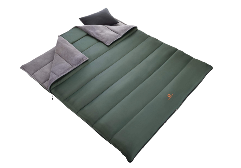 Le sac de couchage Outbound Double Trouble vendue au Canadian Tire.