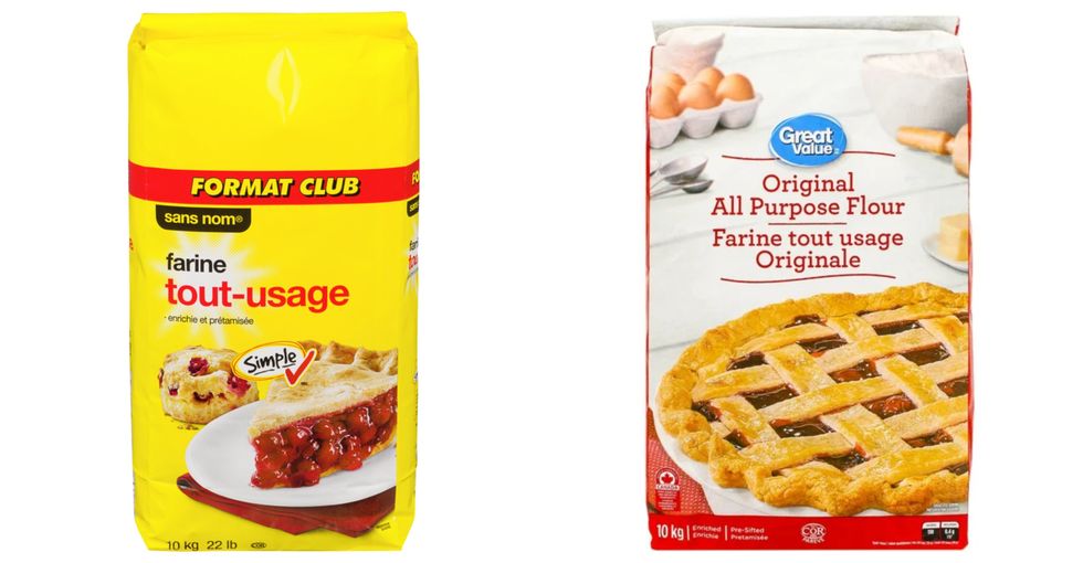 Le sac de farine tout usage jaune Sans Nom. Droite : Le sac de farine tout usage blanc et rouge Great Value.