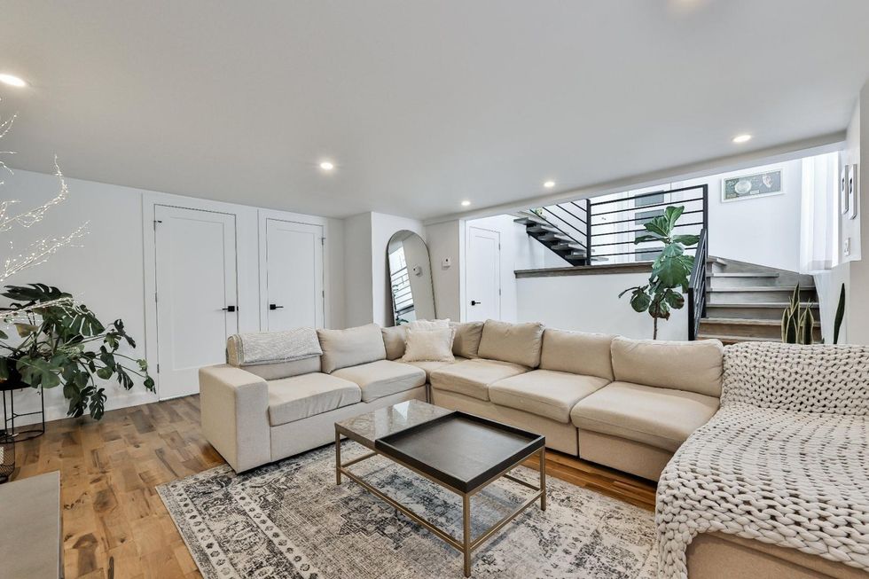 Le salon au sous-sol.