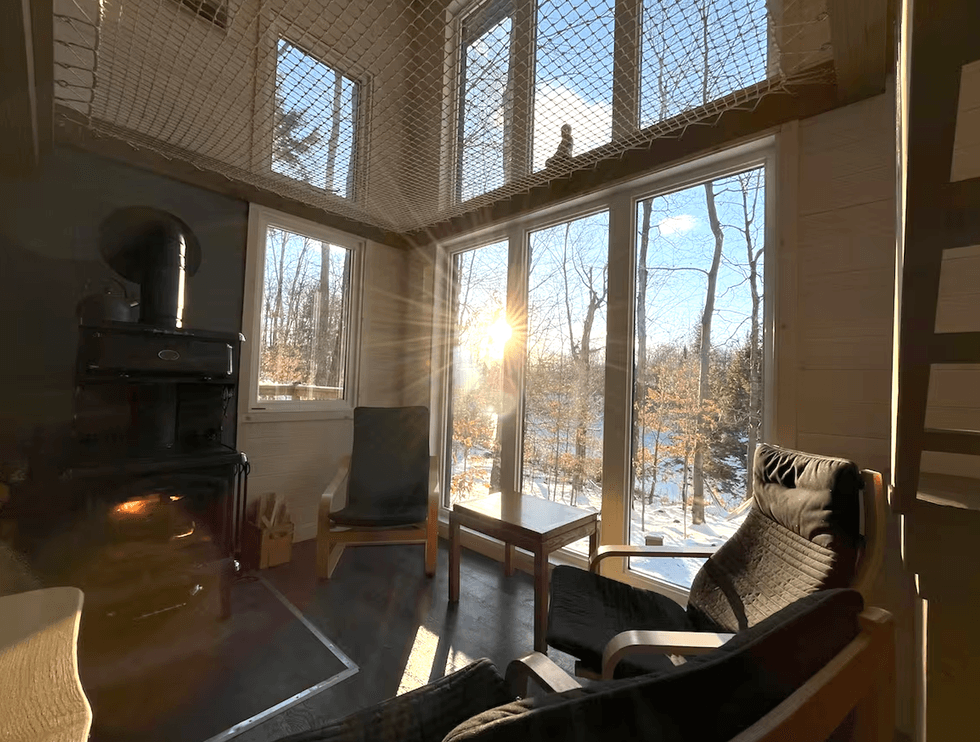 Le salon de l'\u00c9co chalet La Renarde \u00e0 Brownsburg au Qu\u00e9bec.