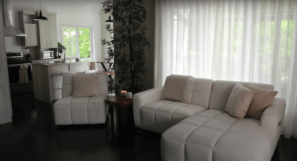 Le salon du condo d'Am\u00e9lie et Luca.