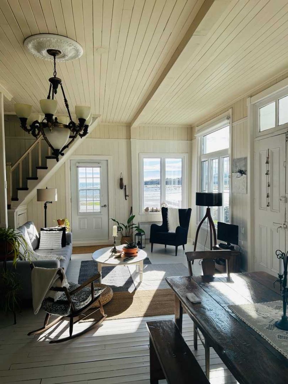 Le salon en bois blanc.