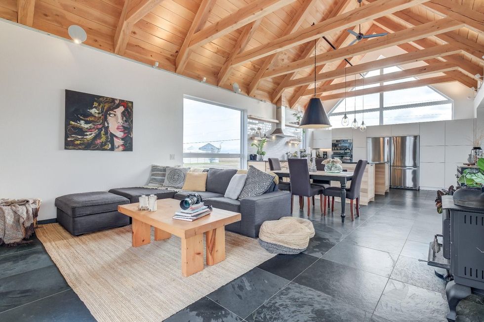 Le salon et la cuisine.