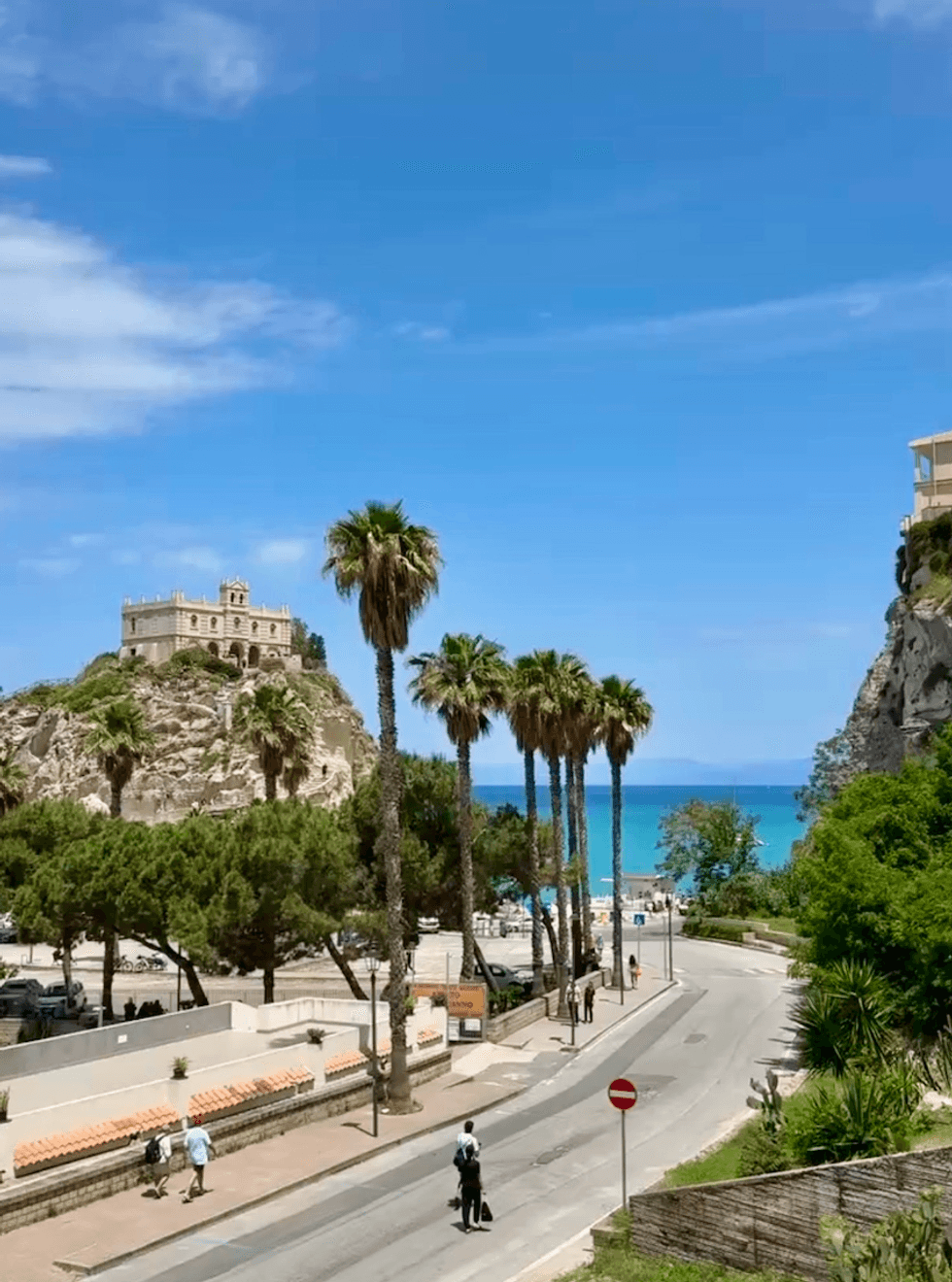 Le Sanctuaire de Santa Maria dell'Isola, au sommet d'un rocher, \u00e0 Tropea.