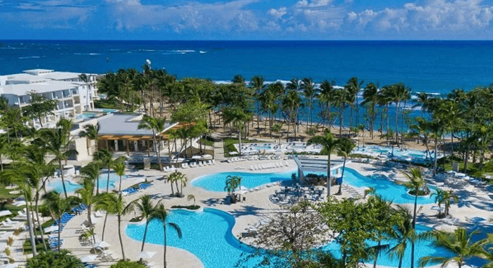 Le Senator Puerto Plata Hotel en R\u00e9publique dominicaine avec sa piscine et la mer en arri\u00e8re-plan.