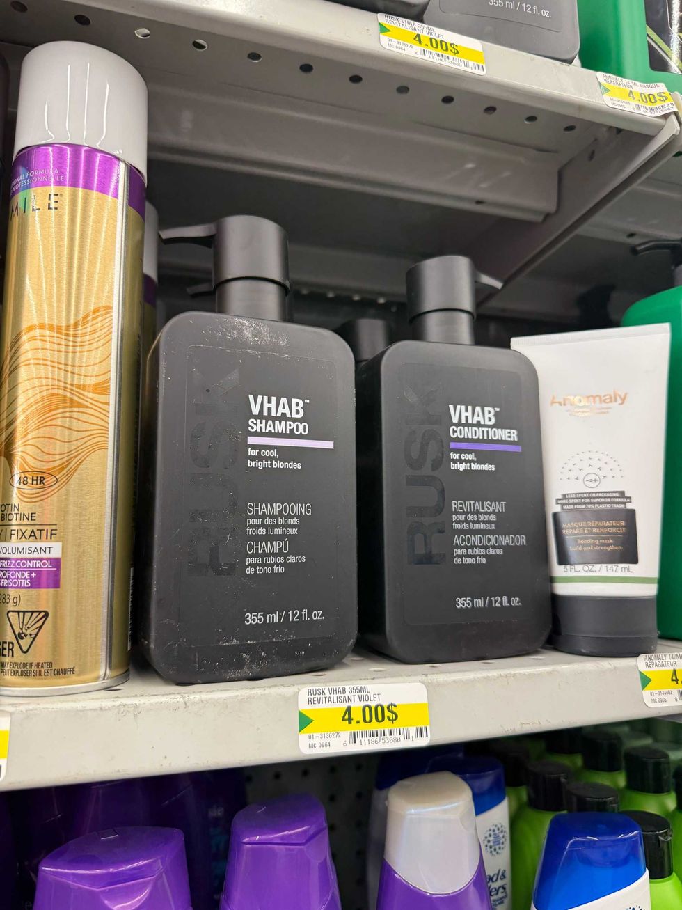 Le shampoing et le revitalisant VHab de RUSK sur une tablette du Dollarama.