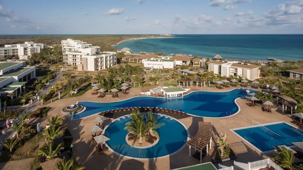 Le site de l'h\u00f4tel Iberostar Playa Pilar, situ\u00e9 au bord de la plage \u00e0 Cuba.