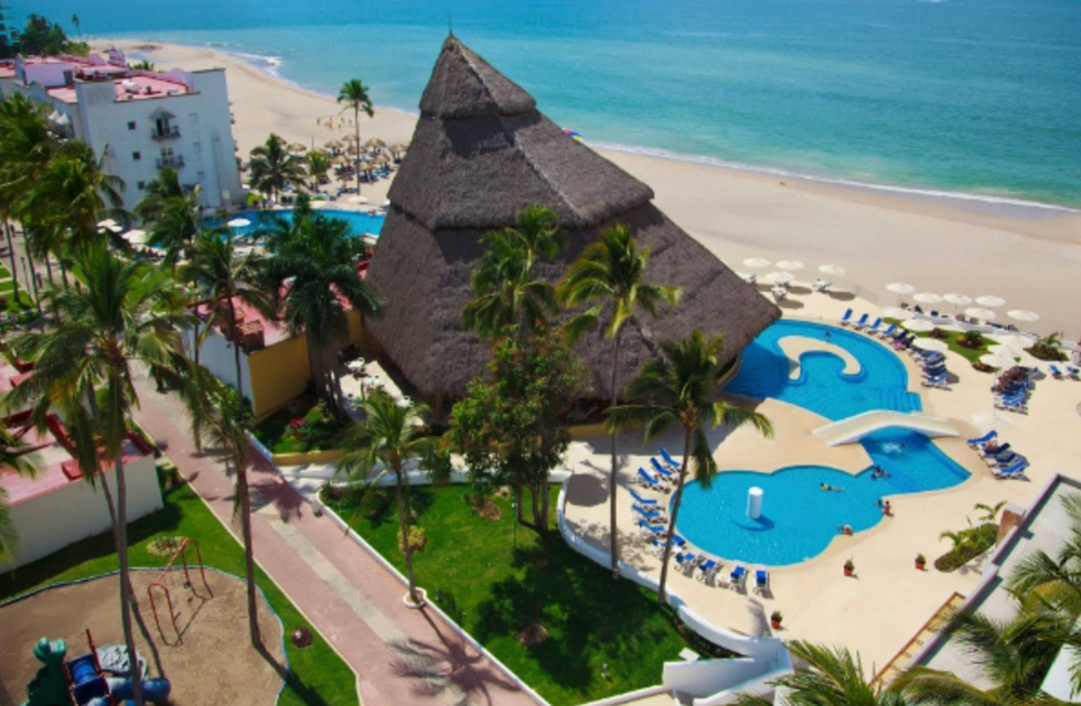 Le site et la plage de l'h\u00f4tel Krystal Puerto Vallarta au Mexique.