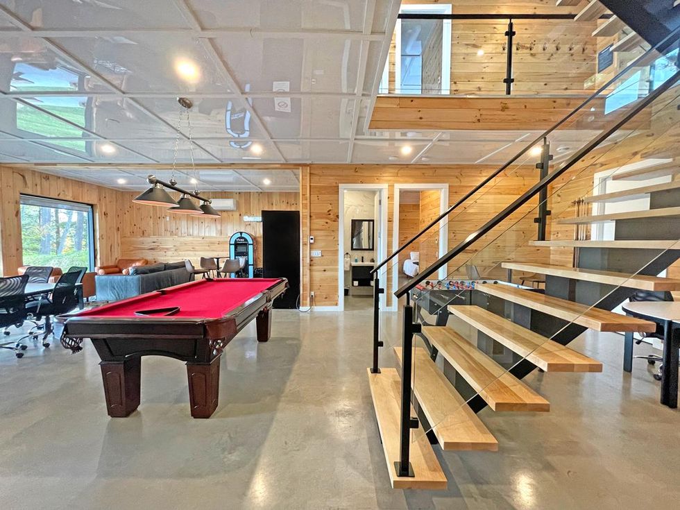 Le sous-sol avec la table de billard, celle de baby-foot et un petit salon.