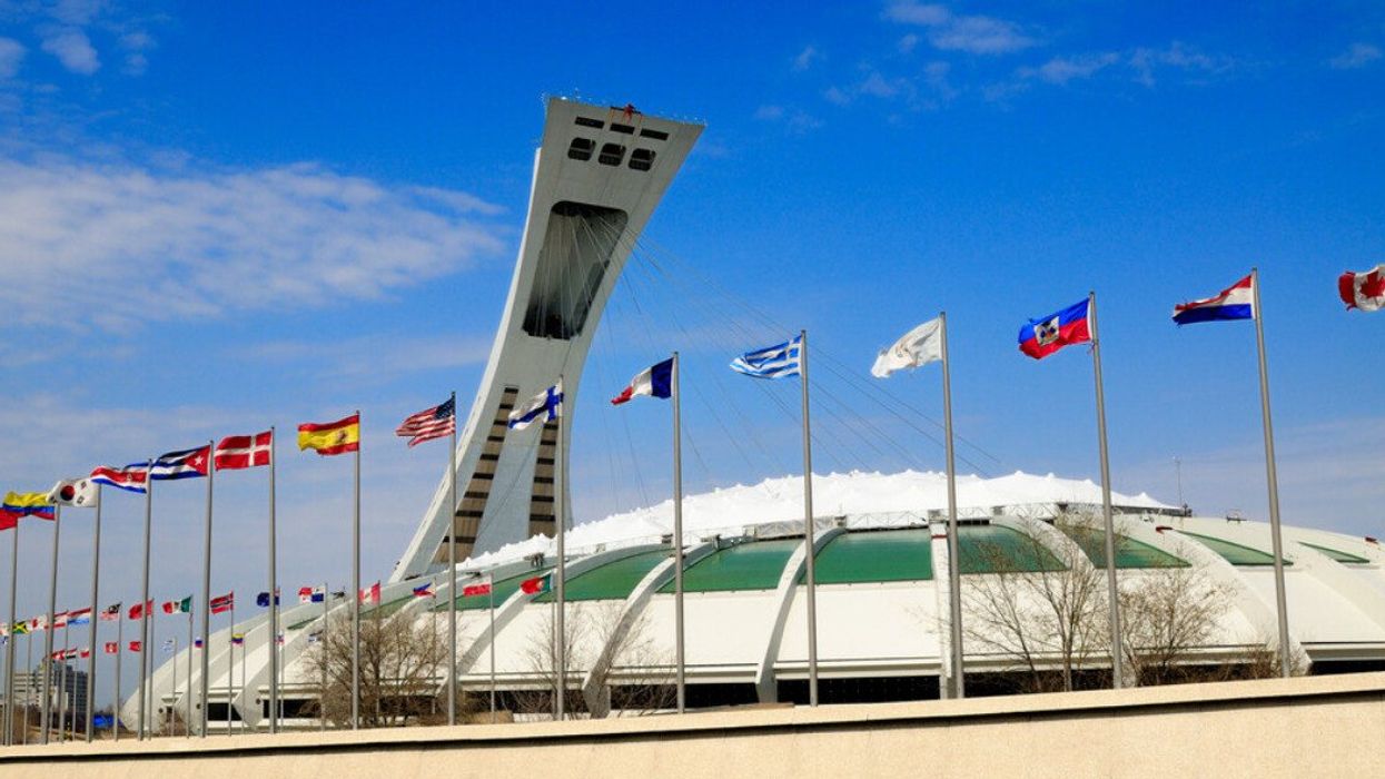 Le Stade olympique de Montréal entouré de drapeaux internationaux.
