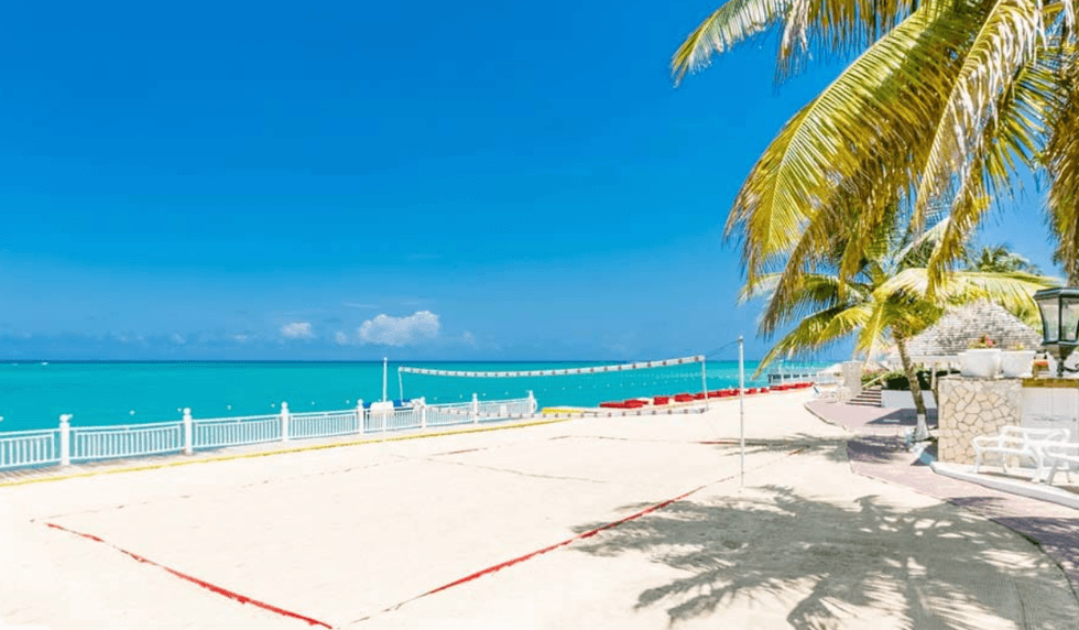 Le terrain de volleyball de plage au bord de l'eau du Grand Decameron Montego Beach.