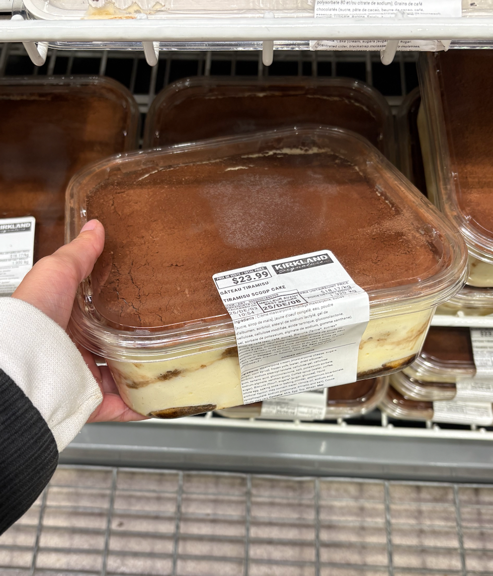 Le tiramisu Kirkland Signature dans la section des desserts au Costco