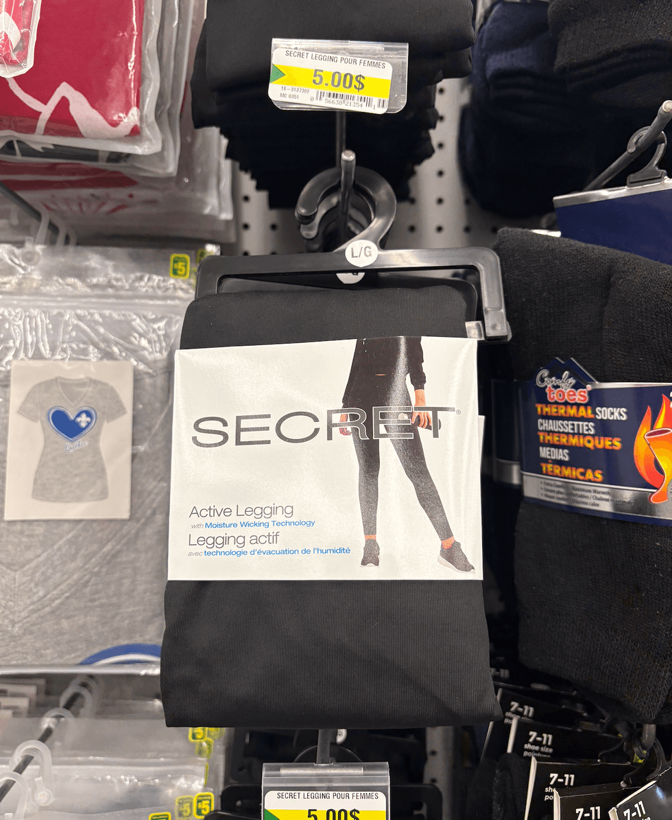 Legging actif sur les \u00e9tag\u00e8res du Dollarama.