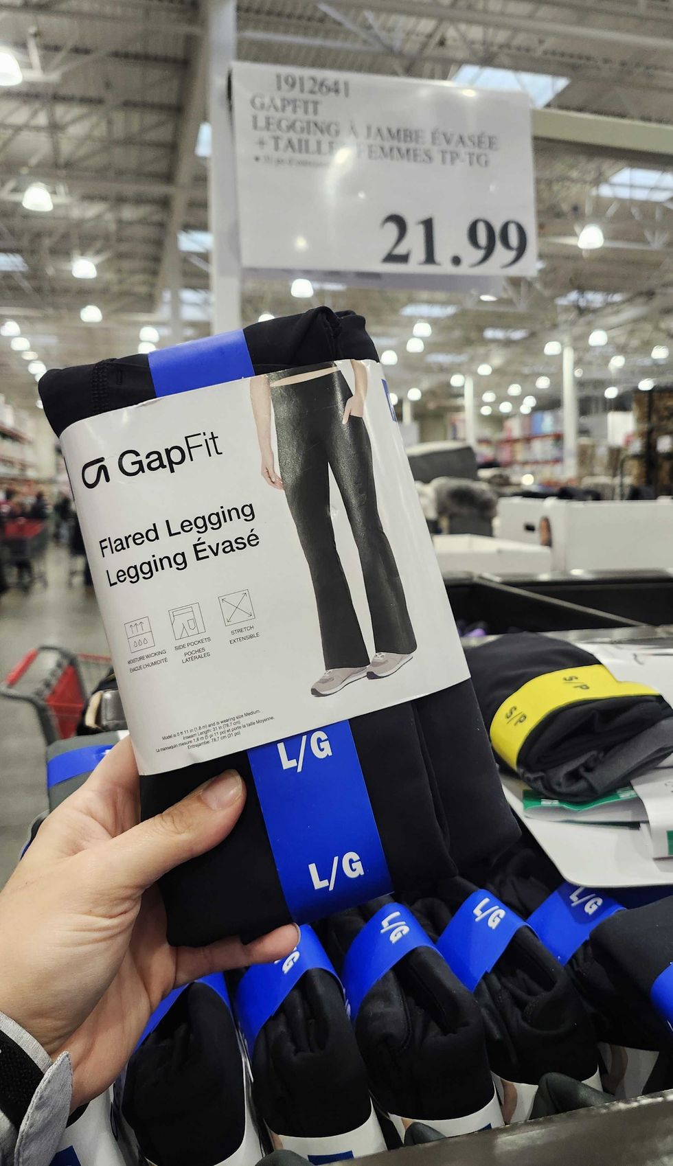 Legging noir \u00e9vas\u00e9 de la marque Gap Fit.