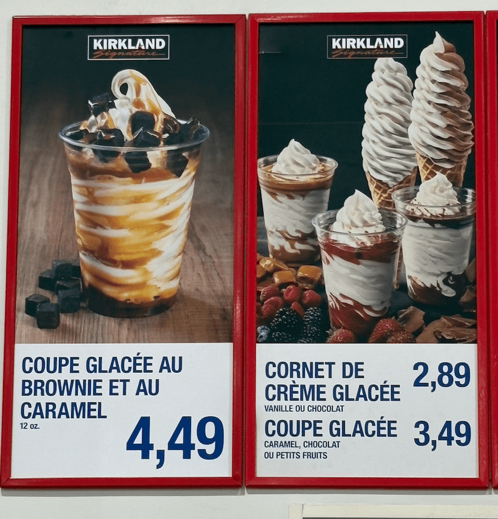 Les affiches de l'aire de restauration du Costco pr\u00e9sentant les desserts glac\u00e9s.