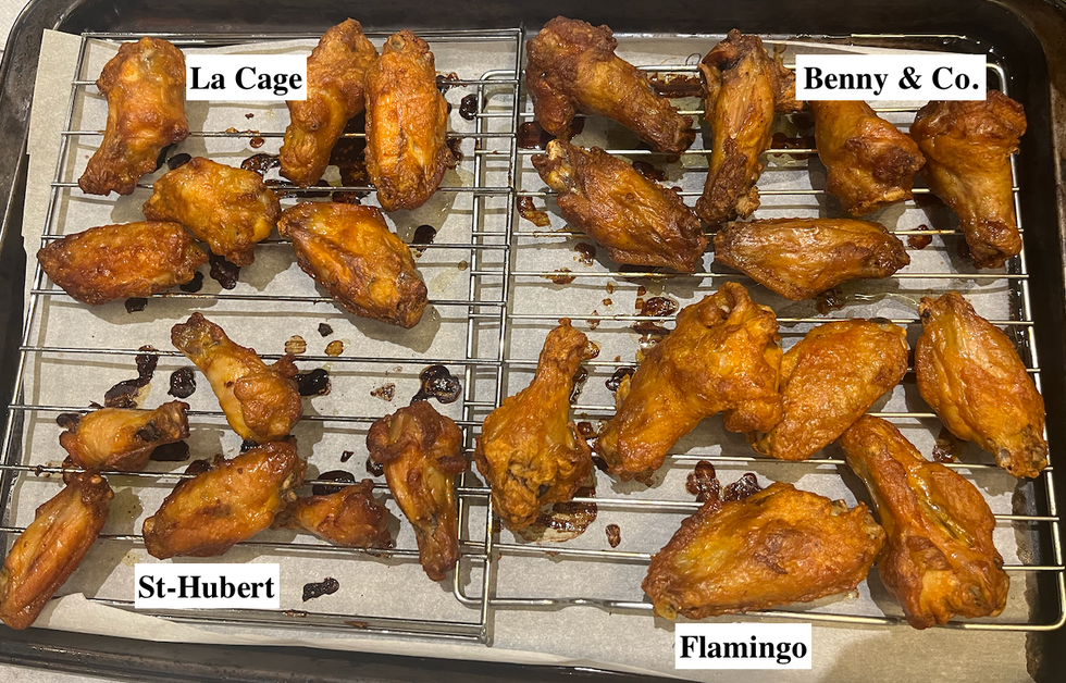 Les ailes de poulet plac\u00e9es sur une plaque de cuisson, tri\u00e9es par marque.