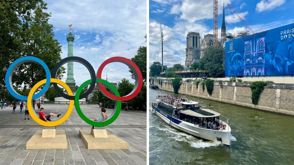Les anneaux olympiques géants sur la Place de la Bastille à Paris. Droite : un bateau-mouche vogue sur la Seine devant une affiche Paris 2024 et la Basilique Notre-Dame.