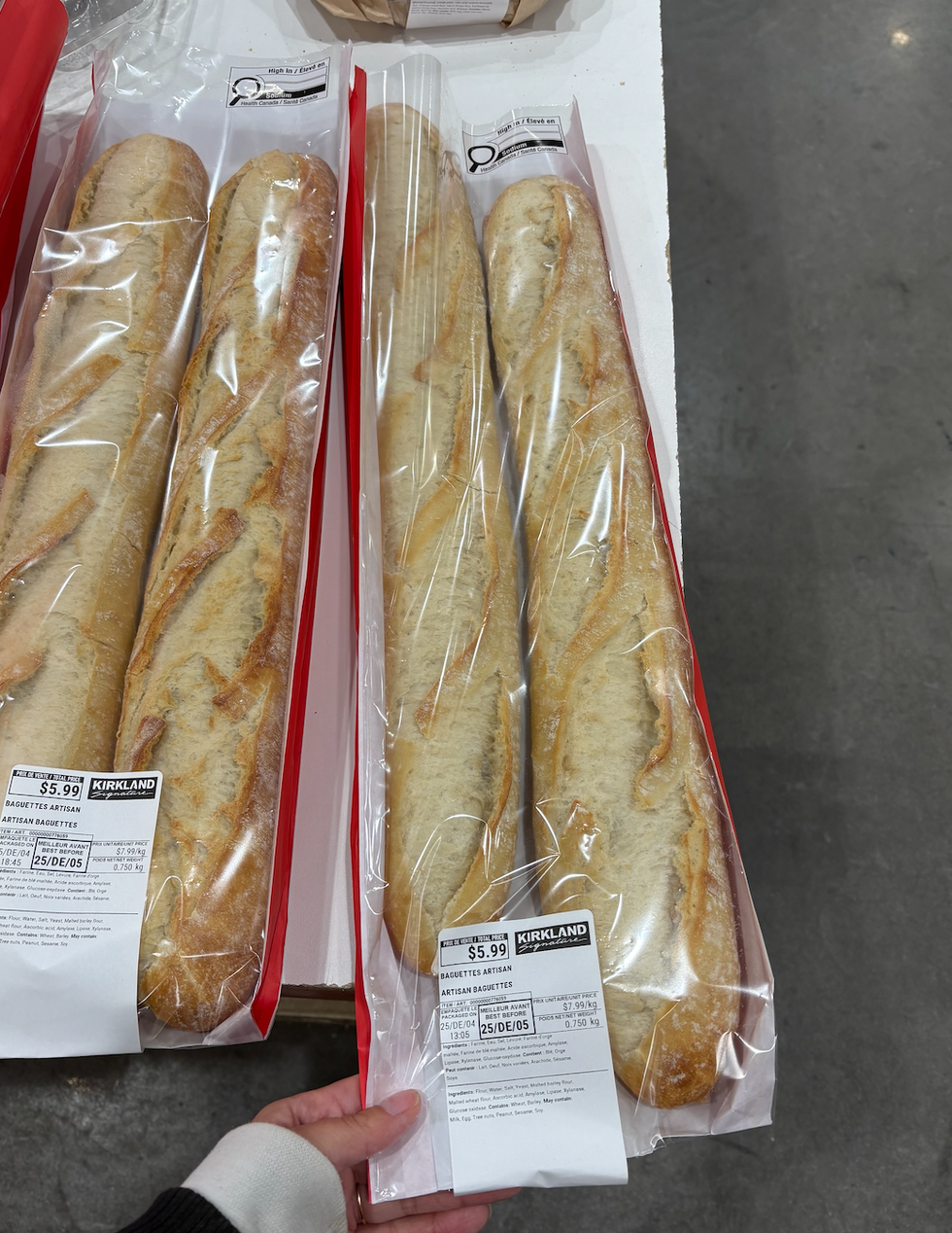Les baguettes artisanales Kirkland Signature emball\u00e9es et pr\u00eates \u00e0 emporter au Costco
