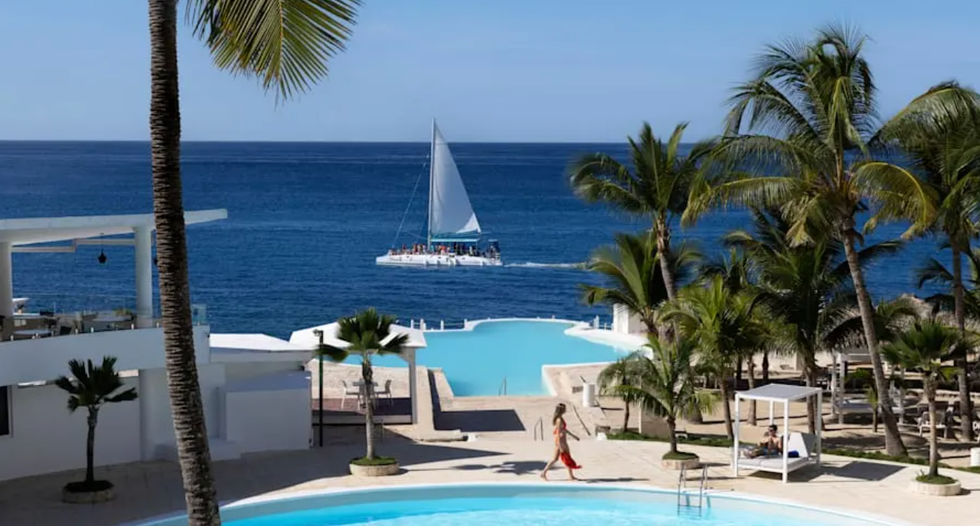 Les bassins de baignade du Hm Alma De Bayahibe Hotel \u00e0 La Romana, situ\u00e9s devant l'oc\u00e9an.