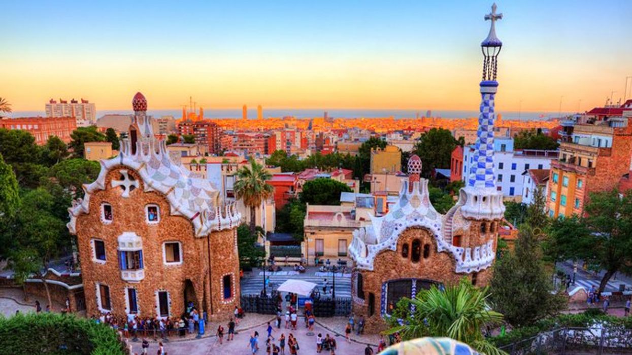 Les bâtiments colorés du Parc Güell à Barcelone en Espagne, au coucher du soleil.