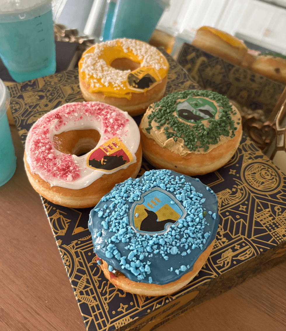 Les beigne Harry Potter du Tim Hortons sur la bo\u00eete th\u00e9matique.