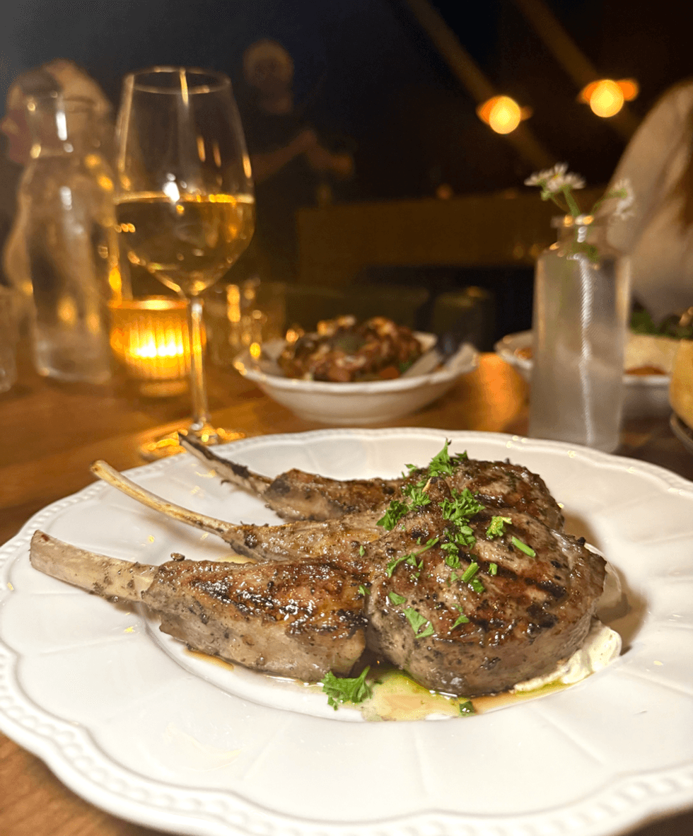 Les c\u00f4telettes d'agneau servies sur yogourt au zaatar du Manners.