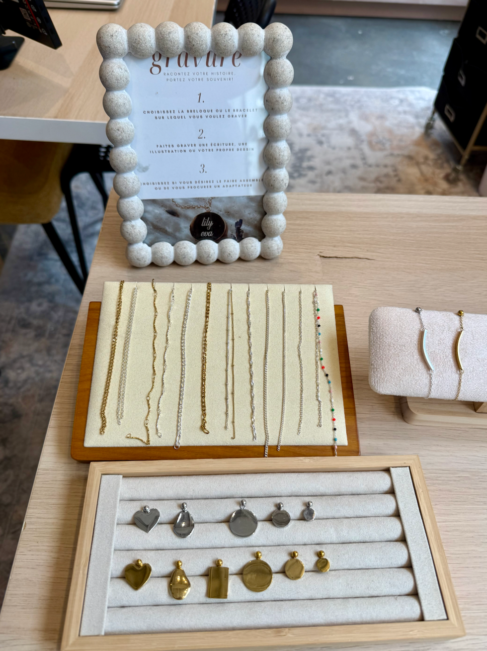 Les chaines et les breloques non grav\u00e9es.