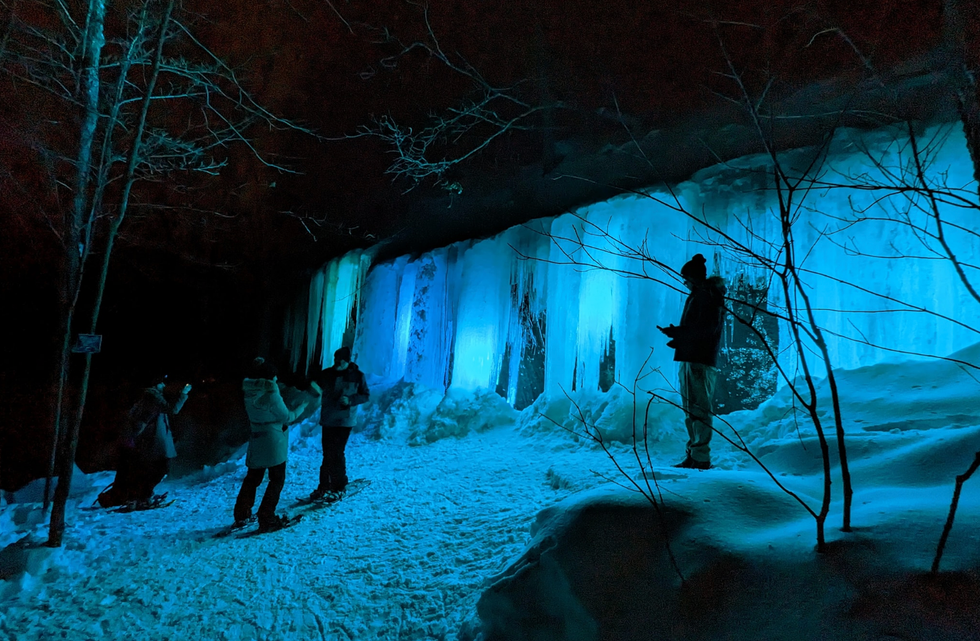 Les chutes glac\u00e9es du parc r\u00e9gional de Val-David-Val-Morin qui s'illuminent en bleu.
