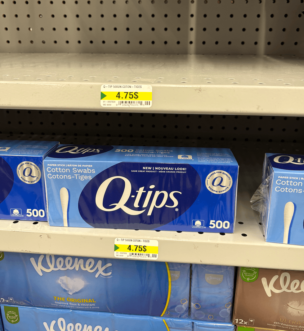 Les coton-tiges Q-Tips sur les tablettes du Dollarama.